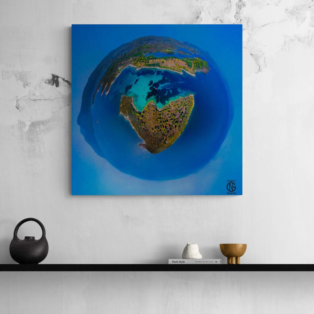 Minimal shelf wall with Diaporos Blue Lagoon 360° canvas — Aegean blue tones